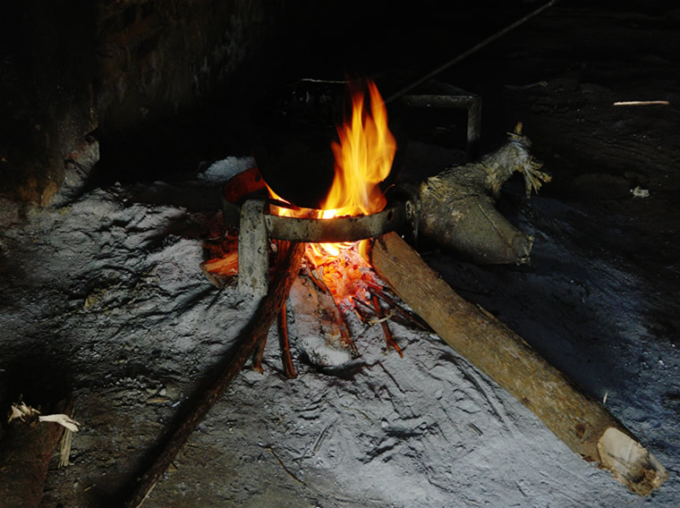 el fuego encendido de la cocina de Alflora donde se reunen a matear y cocinar
